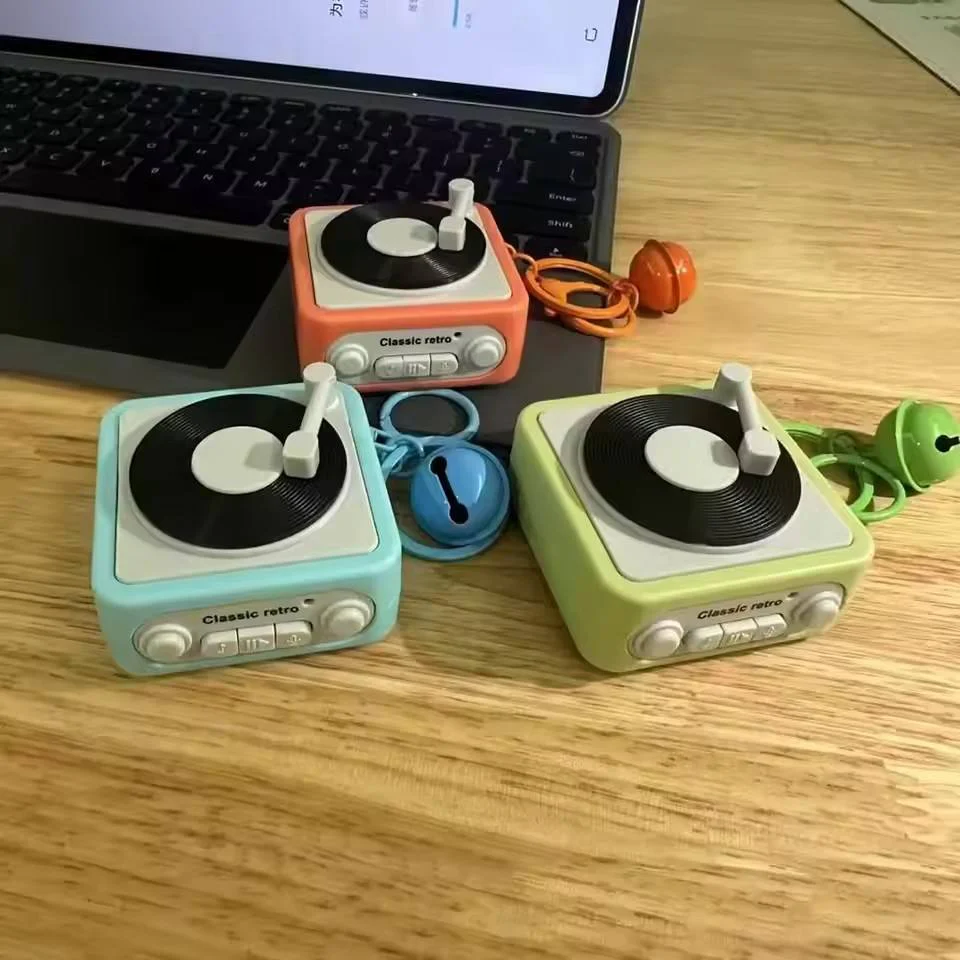 Vintage Mini Turntable Music Speaker - Image 2