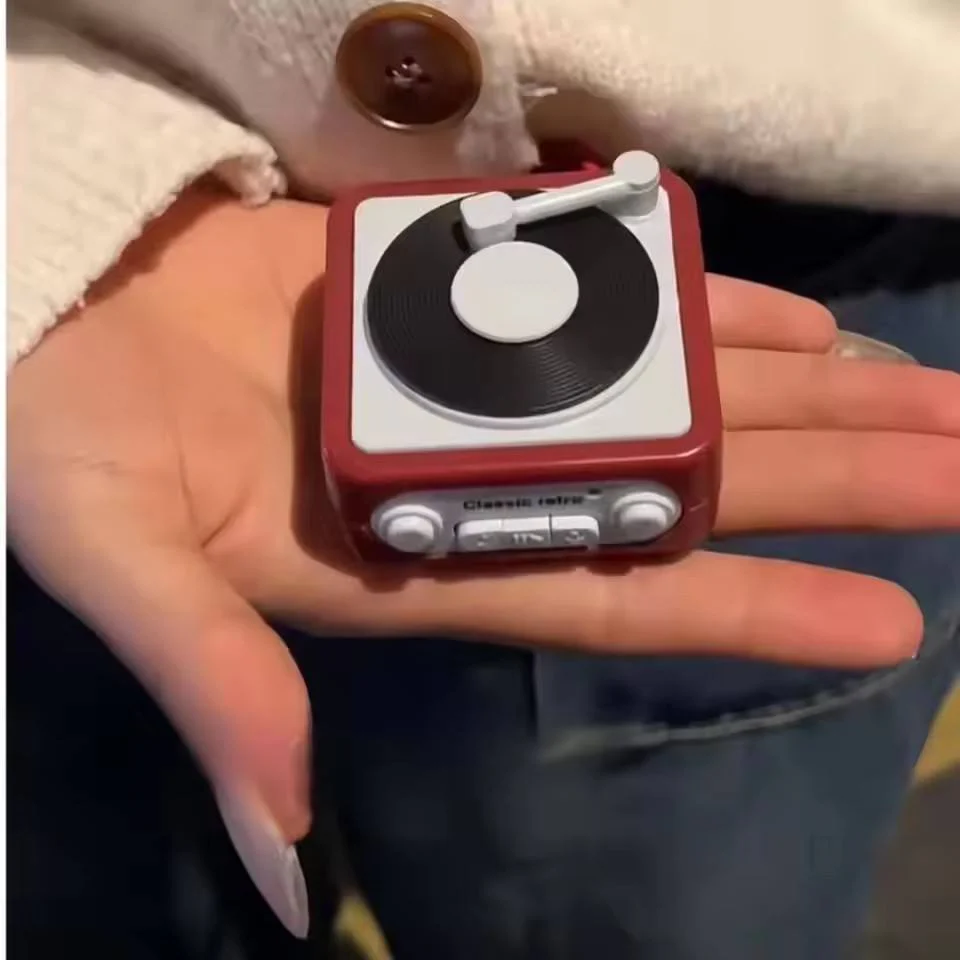 Vintage Mini Turntable Music Speaker - Image 3